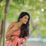 Janani Iyer Instagram - My love for this timeless beauty is never-ending! Saree- @thepallushop Photographer- @dhanush__photography Jewellery- @adorebypriyanka Blouse- @talesofthayal Saree drapist- @sareedrapistchennaibyanu