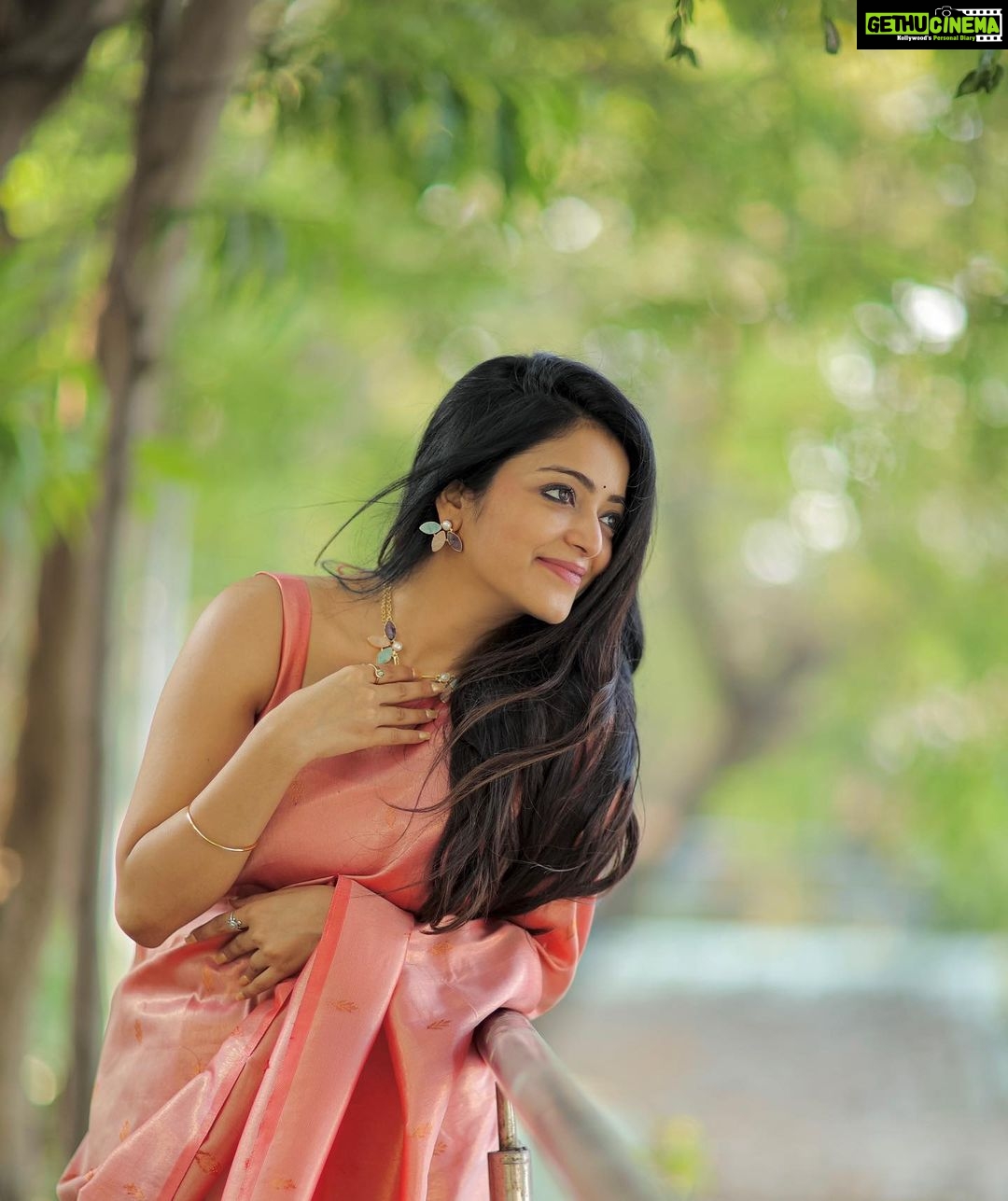 Janani Iyer Instagram - My love for this timeless beauty is never-ending! Saree- @thepallushop Photographer- @dhanush__photography Jewellery- @adorebypriyanka Blouse- @talesofthayal Saree drapist- @sareedrapistchennaibyanu
