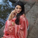 Janani Iyer Instagram - My love for this timeless beauty is never-ending! Saree- @thepallushop Photographer- @dhanush__photography Jewellery- @adorebypriyanka Blouse- @talesofthayal Saree drapist- @sareedrapistchennaibyanu