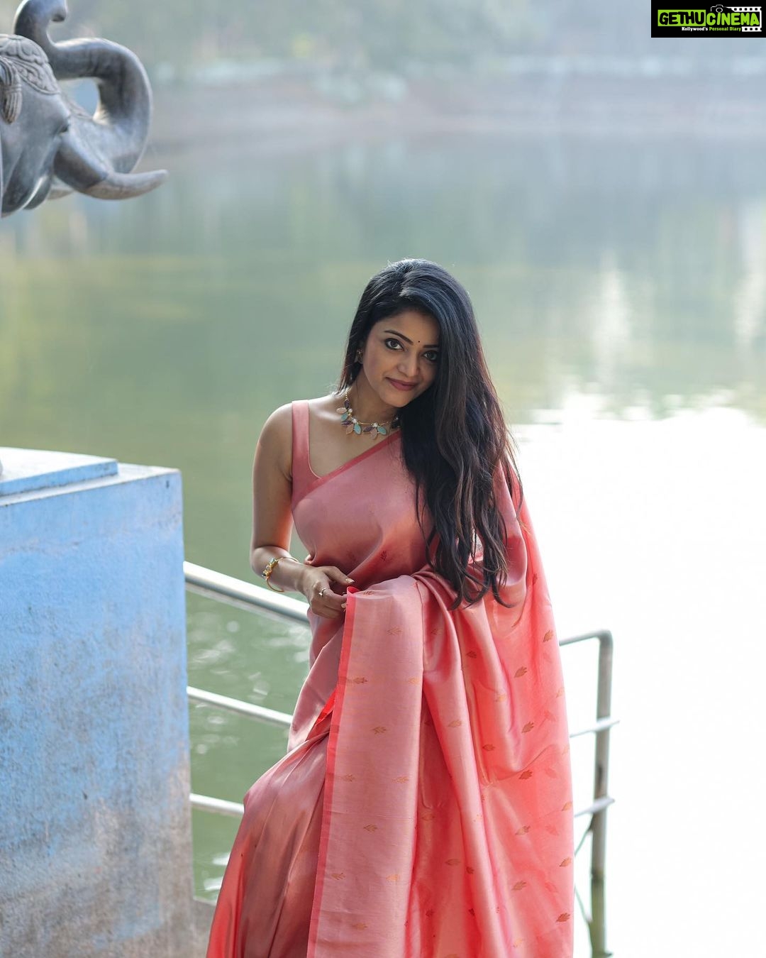 Janani Iyer Instagram - My love for this timeless beauty is never-ending! Saree- @thepallushop Photographer- @dhanush__photography Jewellery- @adorebypriyanka Blouse- @talesofthayal Saree drapist- @sareedrapistchennaibyanu