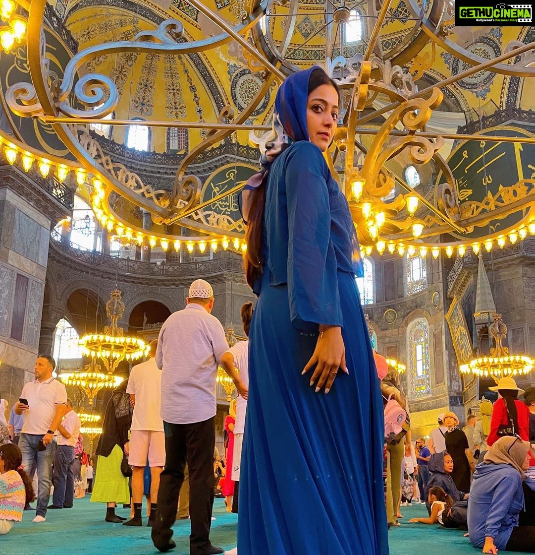 Janani Iyer Instagram - Can’t believe how much history and beauty is packed into one city! 🕌😍 Travel partner- @gtholidays.in #turkey #istanbul #bluemosque #hagiasophia #wanderlust İstanbul - Türkiye