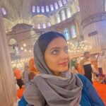 Janani Iyer Instagram - Can’t believe how much history and beauty is packed into one city! 🕌😍 Travel partner- @gtholidays.in #turkey #istanbul #bluemosque #hagiasophia #wanderlust İstanbul - Türkiye