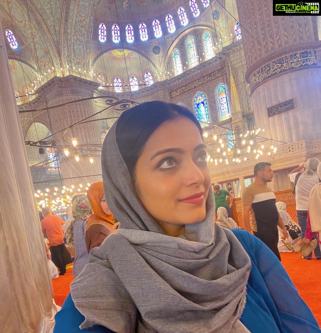 Janani Iyer Instagram - Can’t believe how much history and beauty is packed into one city! 🕌😍 Travel partner- @gtholidays.in #turkey #istanbul #bluemosque #hagiasophia #wanderlust İstanbul - Türkiye