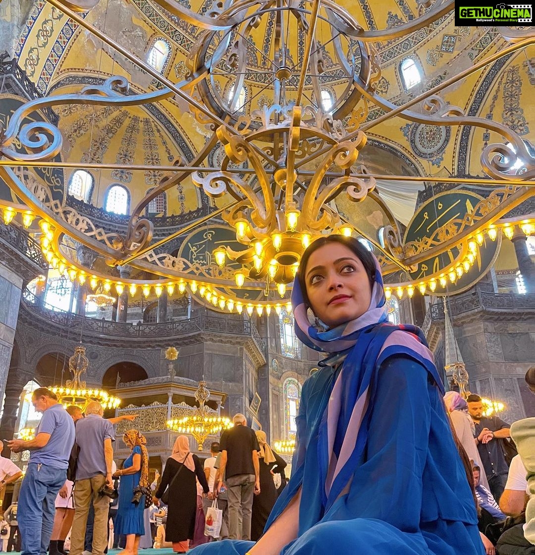 Janani Iyer Instagram - Can’t believe how much history and beauty is packed into one city! 🕌😍 Travel partner- @gtholidays.in #turkey #istanbul #bluemosque #hagiasophia #wanderlust İstanbul - Türkiye
