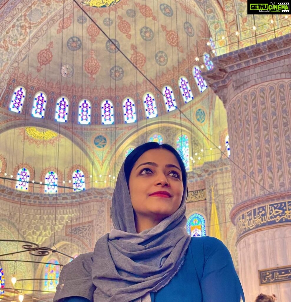Janani Iyer Instagram - Can’t believe how much history and beauty is packed into one city! 🕌😍 Travel partner- @gtholidays.in #turkey #istanbul #bluemosque #hagiasophia #wanderlust İstanbul - Türkiye