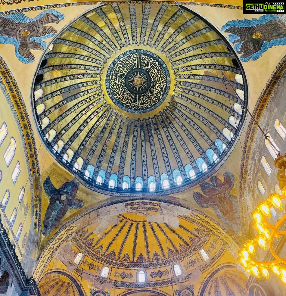 Janani Iyer Instagram - Can’t believe how much history and beauty is packed into one city! 🕌😍 Travel partner- @gtholidays.in #turkey #istanbul #bluemosque #hagiasophia #wanderlust İstanbul - Türkiye