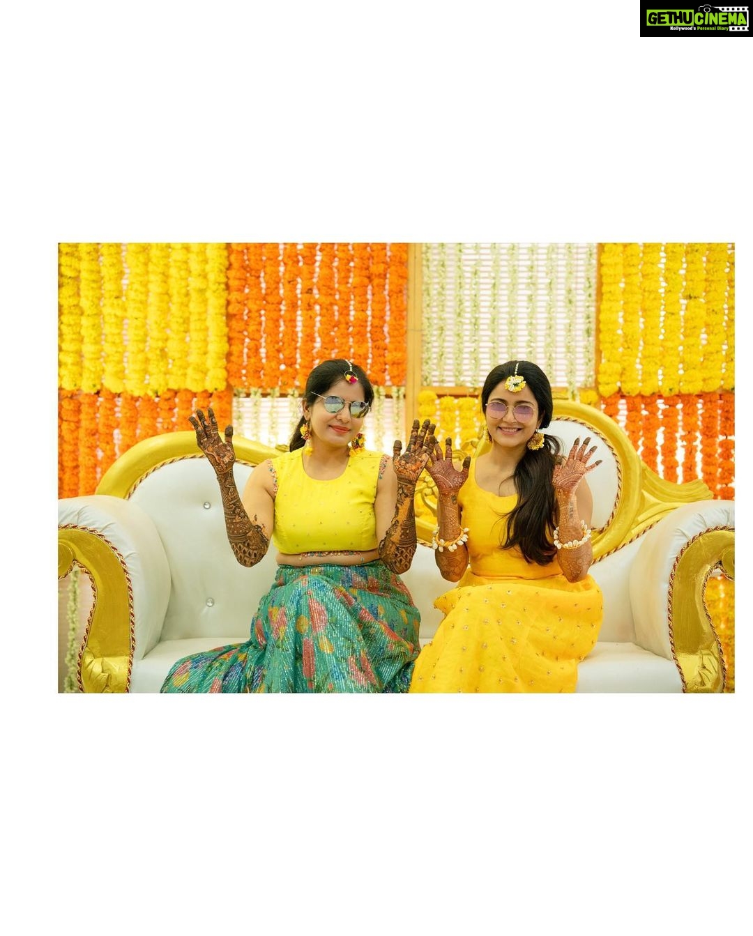 Janani Iyer Instagram - Enga Veetu Kalyanam! β€οΈπ Photo spam begins Day-1 #Mehendi Function Weddings are incomplete without mehendi! Outfit- @varvidesigns Photographer- @say_eee_haa_photography Mehendi- @saras_bridal_artistry @snehas_muheni