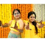 Janani Iyer Instagram – Enga Veetu Kalyanam! ❤️🎉
Photo spam begins
Day-1 #Mehendi Function

Weddings are incomplete without mehendi!
Outfit- @varvidesigns 
Photographer- @say_eee_haa_photography 
Mehendi- @saras_bridal_artistry @snehas_muheni