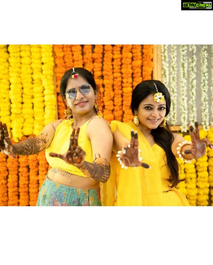 Janani Iyer Instagram - Enga Veetu Kalyanam! ❤️🎉 Photo spam begins Day-1 #Mehendi Function Weddings are incomplete without mehendi! Outfit- @varvidesigns Photographer- @say_eee_haa_photography Mehendi- @saras_bridal_artistry @snehas_muheni