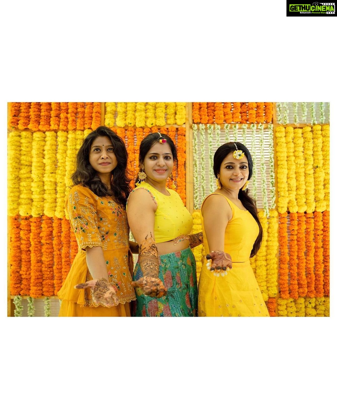 Janani Iyer Instagram - Enga Veetu Kalyanam! β€οΈπ Photo spam begins Day-1 #Mehendi Function Weddings are incomplete without mehendi! Outfit- @varvidesigns Photographer- @say_eee_haa_photography Mehendi- @saras_bridal_artistry @snehas_muheni