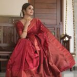 Janani Iyer Instagram - அனைவருக்கும் இனிய தமிழ் புத்தாண்டு நல் வாழ்த்துக்கள்.🎉 Saree- @thepallushop Photographer- @sathyaphotography3 Jewellery- @shopanicha @kattam.in Hair and draping: @nive_mehendi_makeup_artist Blouse: @thugil_designs