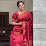 Janani Iyer Instagram - அனைவருக்கும் இனிய தமிழ் புத்தாண்டு நல் வாழ்த்துக்கள்.🎉 Saree- @thepallushop Photographer- @sathyaphotography3 Jewellery- @shopanicha @kattam.in Hair and draping: @nive_mehendi_makeup_artist Blouse: @thugil_designs