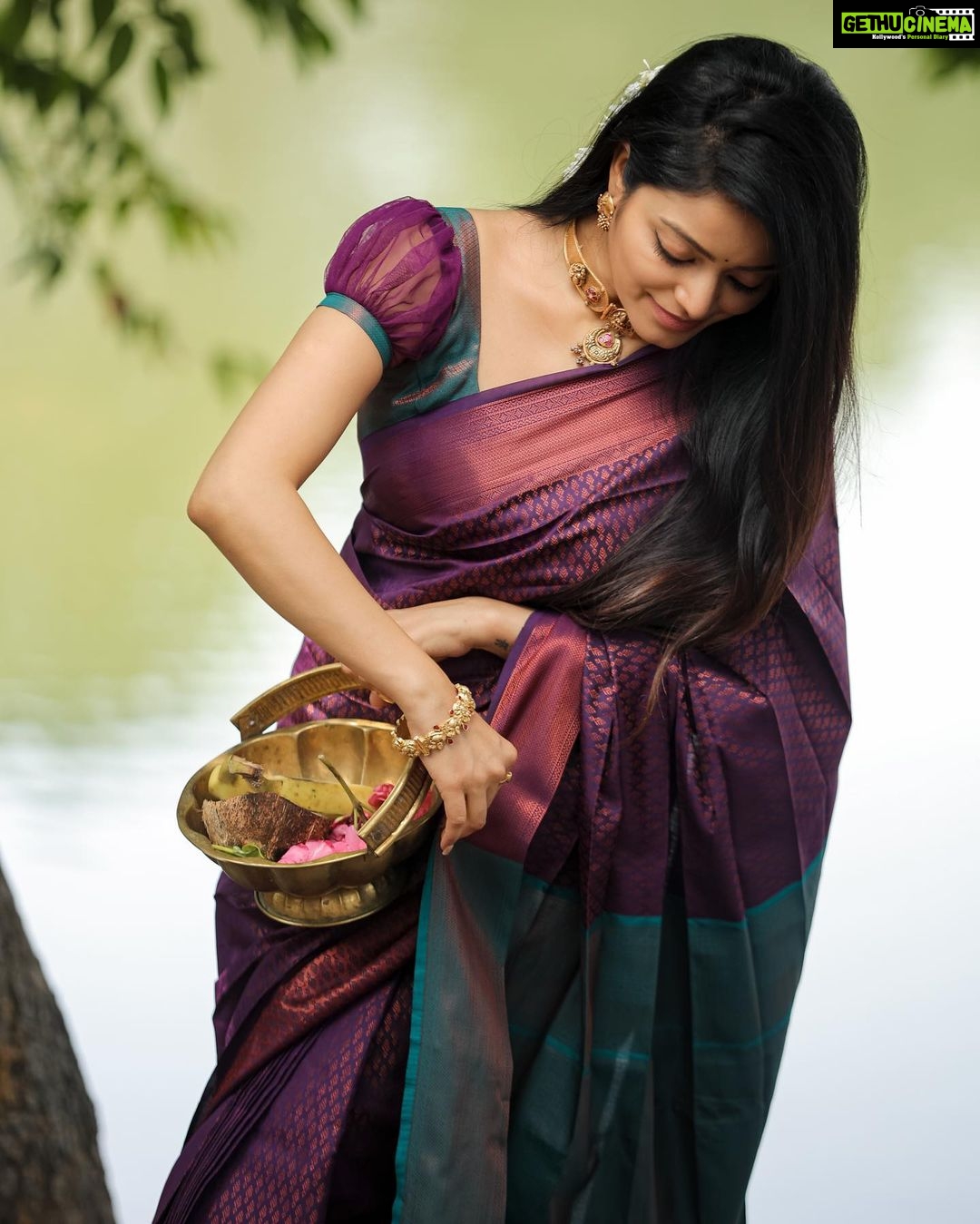 Janani Iyer Instagram - Whatever you are, be a good one! Saree- @thepallushop Photographer- @dhanush__photography Jewellery- @pradejewels Blouse- @talesofthayal