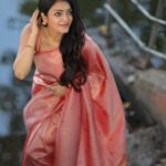 Janani Iyer Instagram - My love for this timeless beauty is never-ending! Saree- @thepallushop Photographer- @dhanush__photography Jewellery- @adorebypriyanka Blouse- @talesofthayal Saree drapist- @sareedrapistchennaibyanu