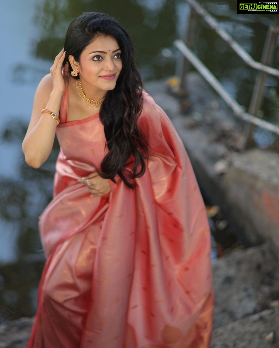 Janani Iyer Instagram - My love for this timeless beauty is never-ending! Saree- @thepallushop Photographer- @dhanush__photography Jewellery- @adorebypriyanka Blouse- @talesofthayal Saree drapist- @sareedrapistchennaibyanu