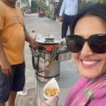 Kamya Punjabi Instagram – On the streets of kol ☺️ #spreadlove #helpthem 
They work very hard n trust me its crazy hot here! Kolkata – The City of Joy