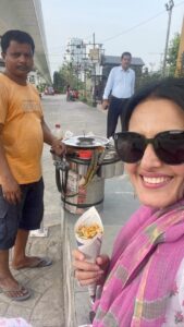 Kamya Punjabi Instagram - On the streets of kol ☺️ #spreadlove #helpthem 
They work very hard n trust me its crazy hot here!