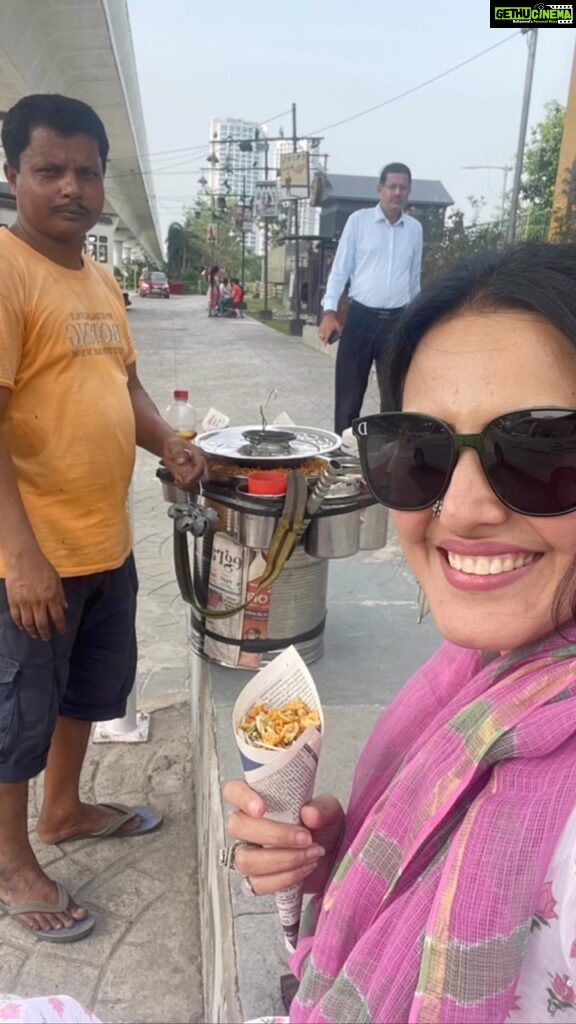 Kamya Punjabi Instagram - On the streets of kol ☺️ #spreadlove #helpthem They work very hard n trust me its crazy hot here! Kolkata - The City of Joy