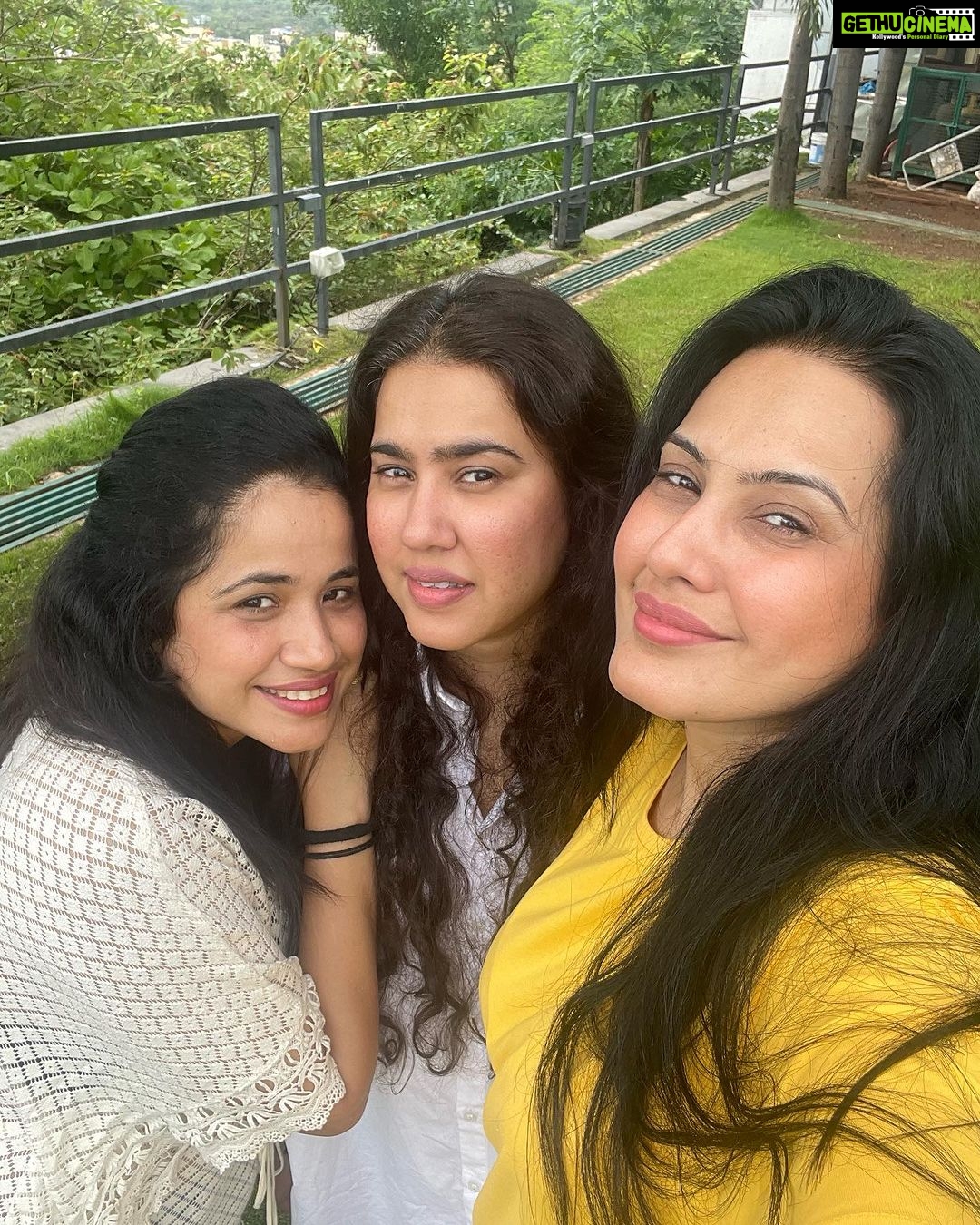 Kamya Punjabi Instagram - #monsoon ka #mazza with my girls @theforestclubresort @zuperhotels