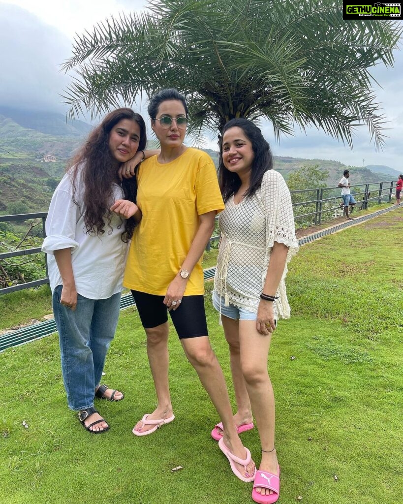 Kamya Punjabi Instagram - #monsoon ka #mazza with my girls @theforestclubresort @zuperhotels