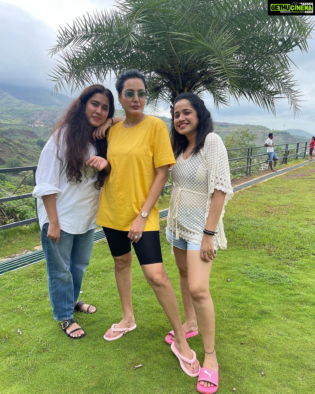 Kamya Punjabi Instagram - #monsoon ka #mazza with my girls @theforestclubresort @zuperhotels