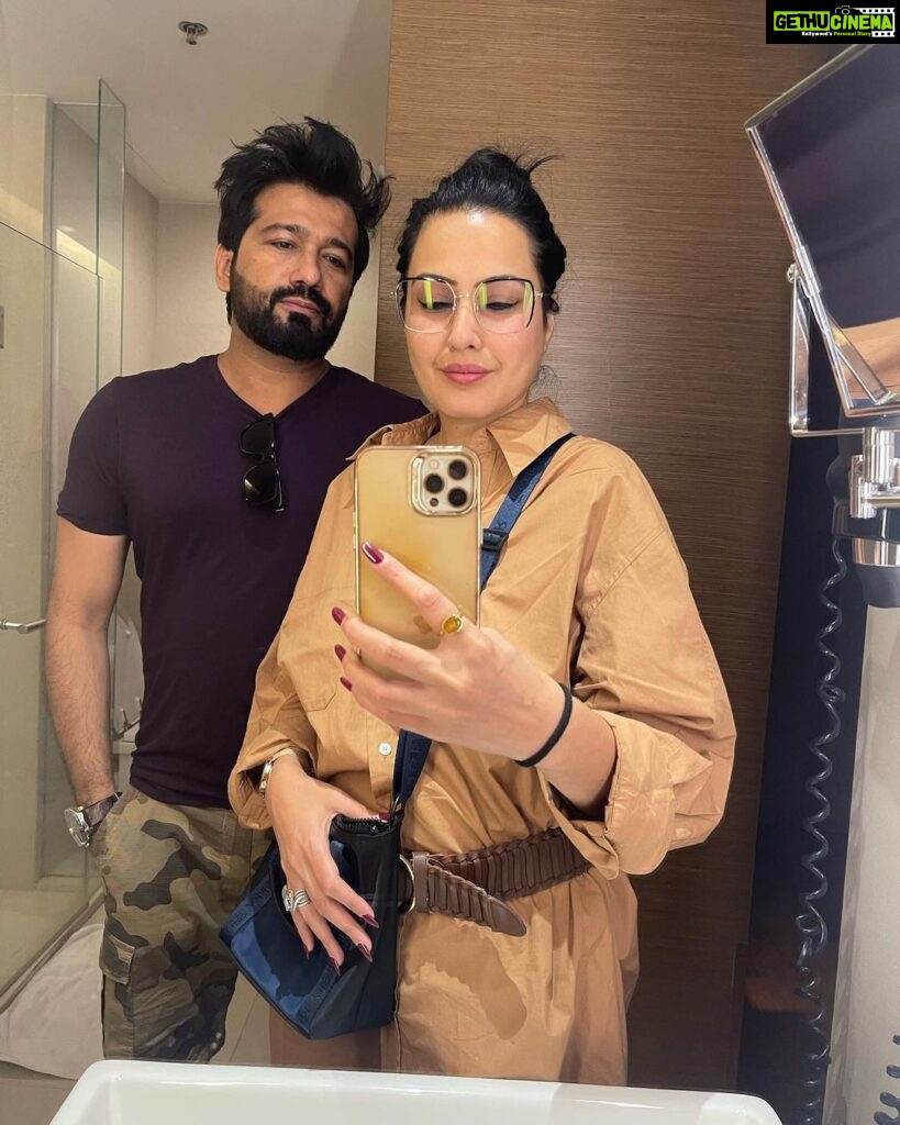 Kamya Punjabi Instagram - #mirrorselfies 🤩 #kasha #kamyapunjabi #shalabhdang