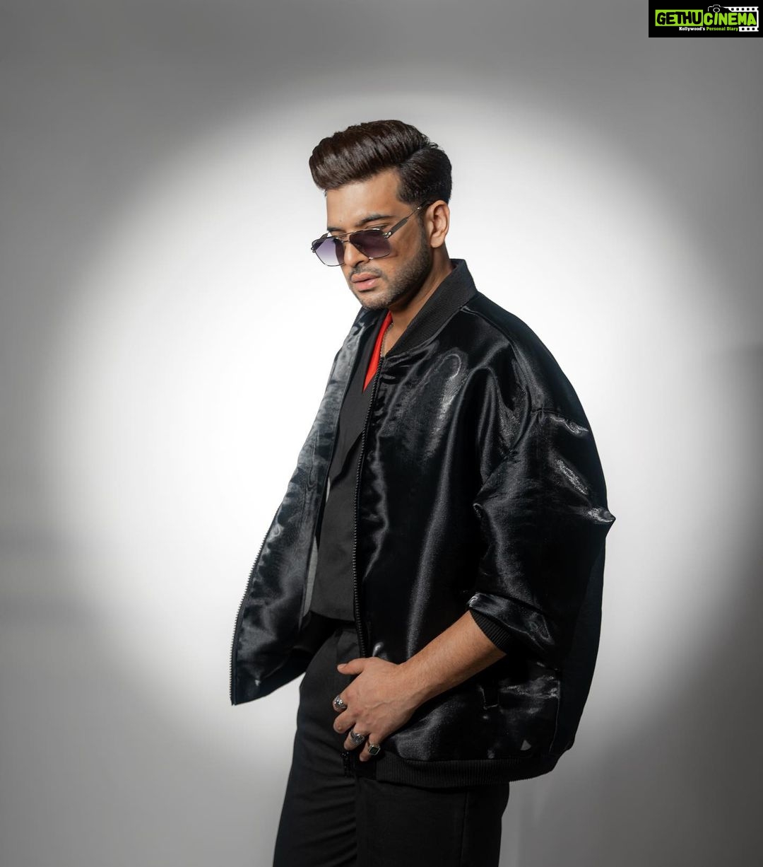 Karan Kundrra Instagram - Mugshot Lagge Mere Thaneya De Bahr Ni.. Gangsta Kundrra Tu Banata Gulzaar Nii.. Shot by : @that.Nikhil Concept : @appu.rentlyblunt Styled by : @shreeum Suit : @parmo.dharma Makeup : @makeupbymangesh Hair : @hairstyle_by_sahilkhan