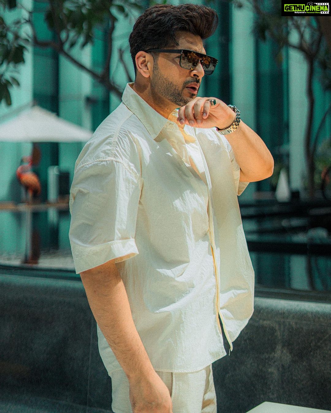 Karan Kundrra Instagram - dream big.. hustle hard.. shine bright.. Dubai, United Arab Emirates