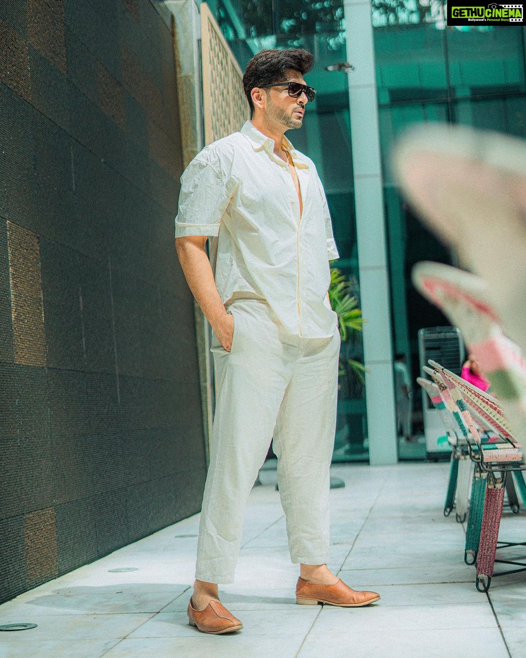 Karan Kundrra Instagram - dream big.. hustle hard.. shine bright.. Dubai, United Arab Emirates