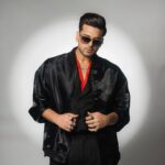 Karan Kundrra Instagram – Mugshot Lagge Mere Thaneya De Bahr Ni..
Gangsta Kundrra Tu Banata Gulzaar Nii..

Shot by : @that.Nikhil 
Concept : @appu.rentlyblunt 
Styled by : @shreeum 
Suit : @parmo.dharma
Makeup : @makeupbymangesh 
Hair : @hairstyle_by_sahilkhan