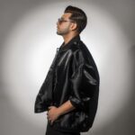 Karan Kundrra Instagram – Mugshot Lagge Mere Thaneya De Bahr Ni..
Gangsta Kundrra Tu Banata Gulzaar Nii..

Shot by : @that.Nikhil 
Concept : @appu.rentlyblunt 
Styled by : @shreeum 
Suit : @parmo.dharma
Makeup : @makeupbymangesh 
Hair : @hairstyle_by_sahilkhan