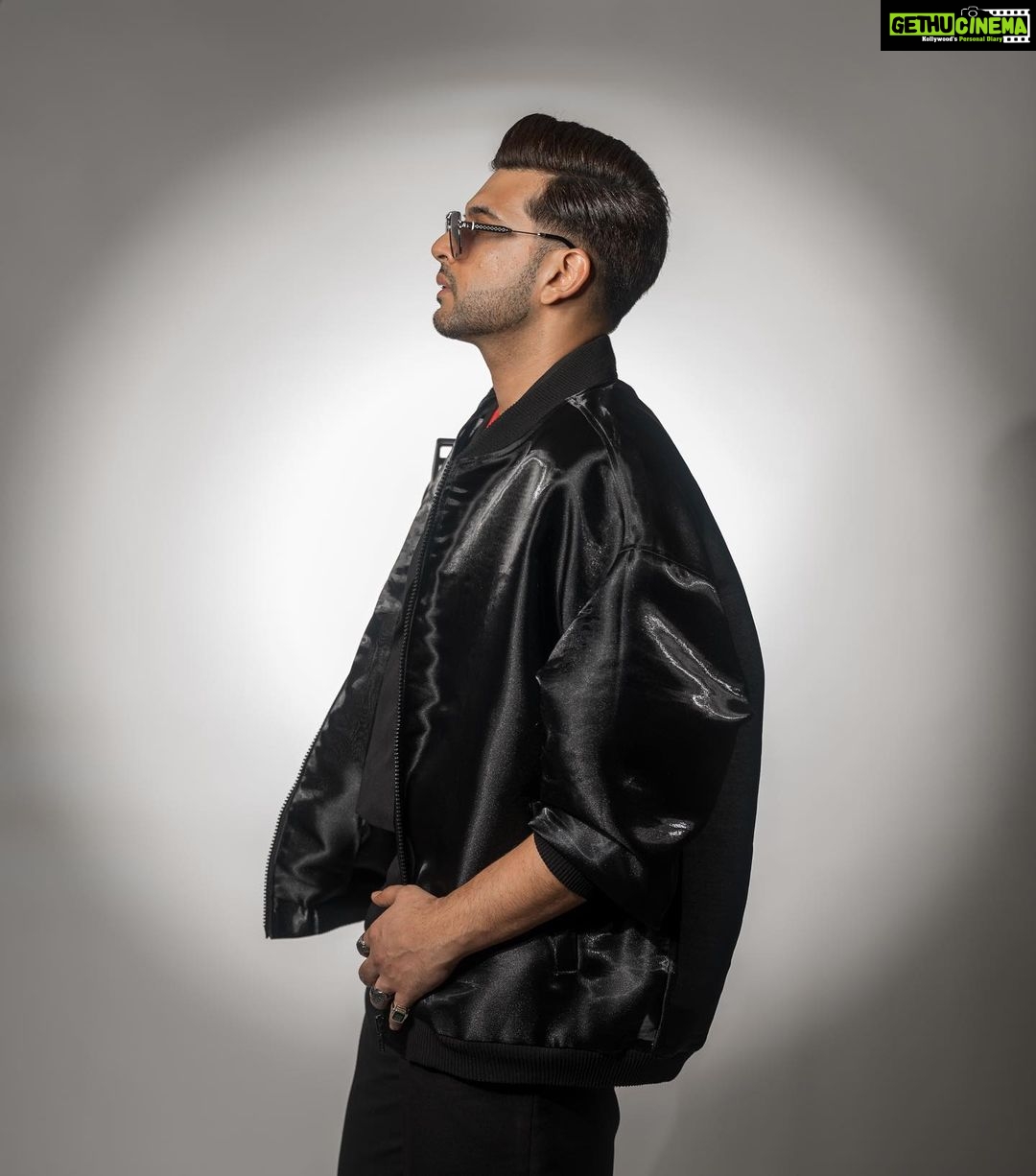 Karan Kundrra Instagram - Mugshot Lagge Mere Thaneya De Bahr Ni.. Gangsta Kundrra Tu Banata Gulzaar Nii.. Shot by : @that.Nikhil Concept : @appu.rentlyblunt Styled by : @shreeum Suit : @parmo.dharma Makeup : @makeupbymangesh Hair : @hairstyle_by_sahilkhan
