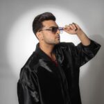 Karan Kundrra Instagram – Mugshot Lagge Mere Thaneya De Bahr Ni..
Gangsta Kundrra Tu Banata Gulzaar Nii..
Shot by : @that.Nikhil
Concept : @appu.rentlyblunt
Styled by : @shreeum
Suit : @parmo.dharma
Makeup : @makeupbymangesh
Hair : @hairstyle_by_sahilkhan