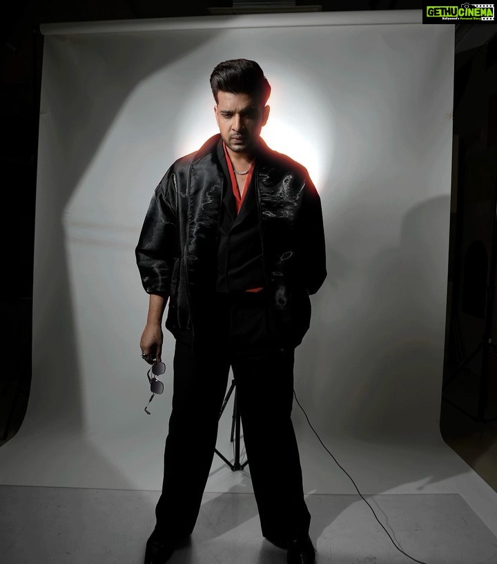 Karan Kundrra Instagram - Mugshot Lagge Mere Thaneya De Bahr Ni.. Gangsta Kundrra Tu Banata Gulzaar Nii.. Shot by : @that.Nikhil Concept : @appu.rentlyblunt Styled by : @shreeum Suit : @parmo.dharma Makeup : @makeupbymangesh Hair : @hairstyle_by_sahilkhan