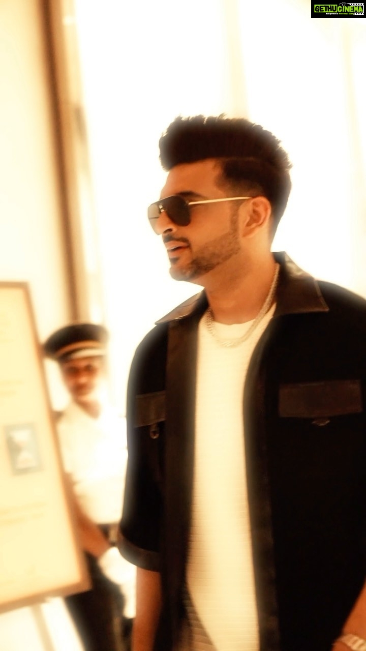 Karan Kundrra Instagram - Launching the ‘Roadies Gym’ brand with Viacom 18 Consumer Products and Avaeta in New Delhi @viacom18store @roadies_gym @frantail.india Styled: @anushkatugnait Jacket: @pawansachdeva22 Trousers: @kanishkmehtadesigns Accessories: @dripproject.co Shoes & Sunglasses @dolcegabbana
