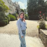 Kareena Kapoor Instagram - Monday Mood in the Cotswolds💖🌈⭐️