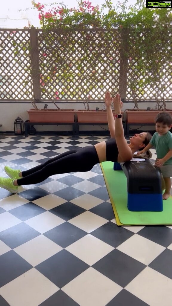 Kareena Kapoor Instagram - Working out with my best workout buddy 🤭😍💪🏼♥️ #MomLife #MidweekBalance #TheCrew #Reels #Workout @maheshfitnessclub