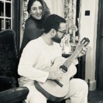 Kareena Kapoor Instagram - The best way to Christmas... is with my love playing the guitar… ❤️ And having my babies and best friends around ❤️ Love, light, and music to all… ❤️ Merry Christmas everyone ❤️