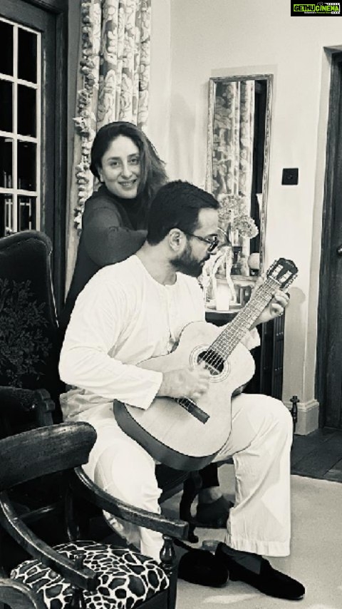 Kareena Kapoor Instagram - The best way to Christmas... is with my love playing the guitar… ❤️ And having my babies and best friends around ❤️ Love, light, and music to all… ❤️ Merry Christmas everyone ❤️