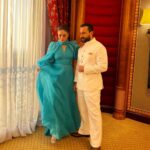 Kareena Kapoor Instagram – Never feeling blue with my man…always wearing it …♥️

@thestellarentertainmentco 
@redseafilm