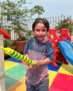 Kareena Kapoor Instagram - Can't wait for the nap we're going to have post this fab #holi session 😂😋💁🏻‍♀️ (miss you Saifuuu) 

Spreading color, love, and joy to all... Love you Insta fam! Happy Holi 🥰✨♥️