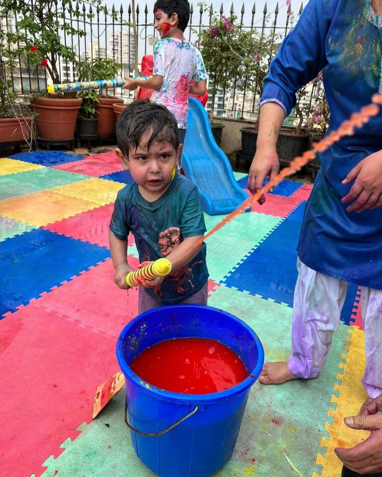 Kareena Kapoor Instagram - Can't wait for the nap we're going to have post this fab #holi session 😂😋💁🏻‍♀️ (miss you Saifuuu) Spreading color, love, and joy to all... Love you Insta fam! Happy Holi 🥰✨♥️