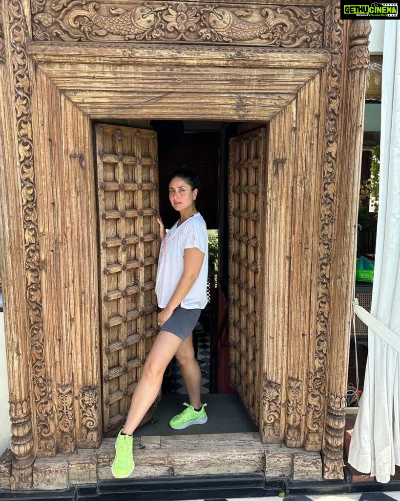 Kareena Kapoor Instagram - Apart from being the best actor I know…he also does take the best pictures…any guesses who? 📸 The Husband…❤️ Ok bye time to workout…