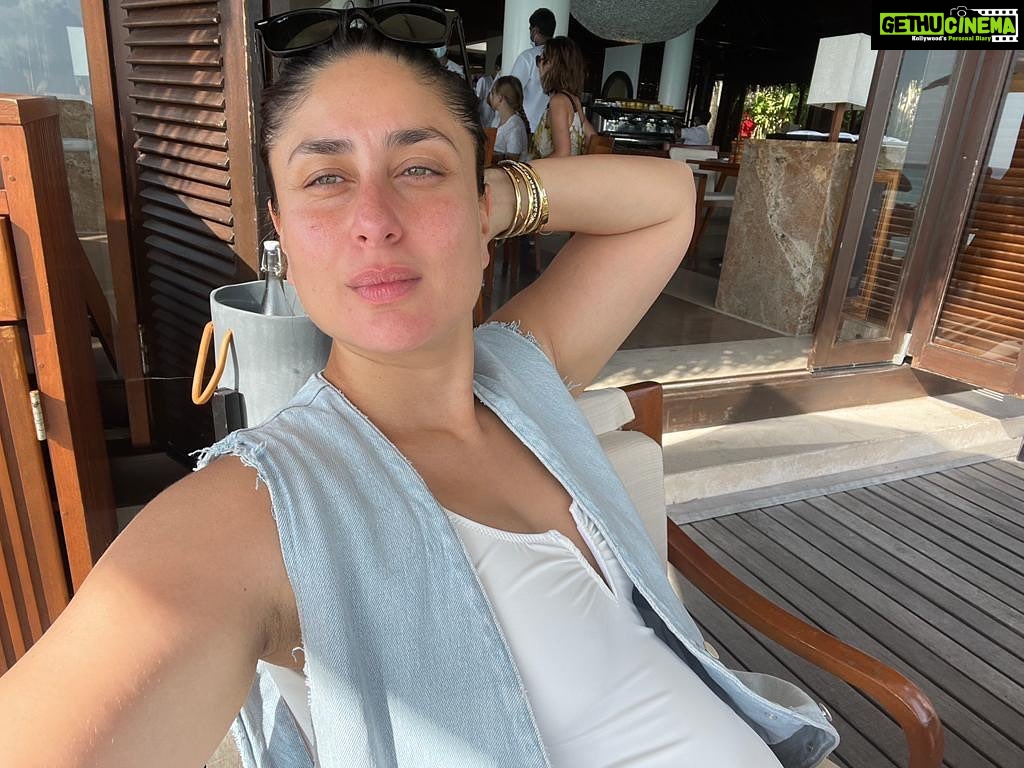 Kareena Kapoor Instagram - Hello Monday... lets see what you got in store for me 😄😉