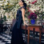 Kareena Kapoor Instagram - “Minimalism is not a lack of something. It’s simply the perfect amount of something” -Nicholas Burroughs Master couturier @shahabdurazi 🖤