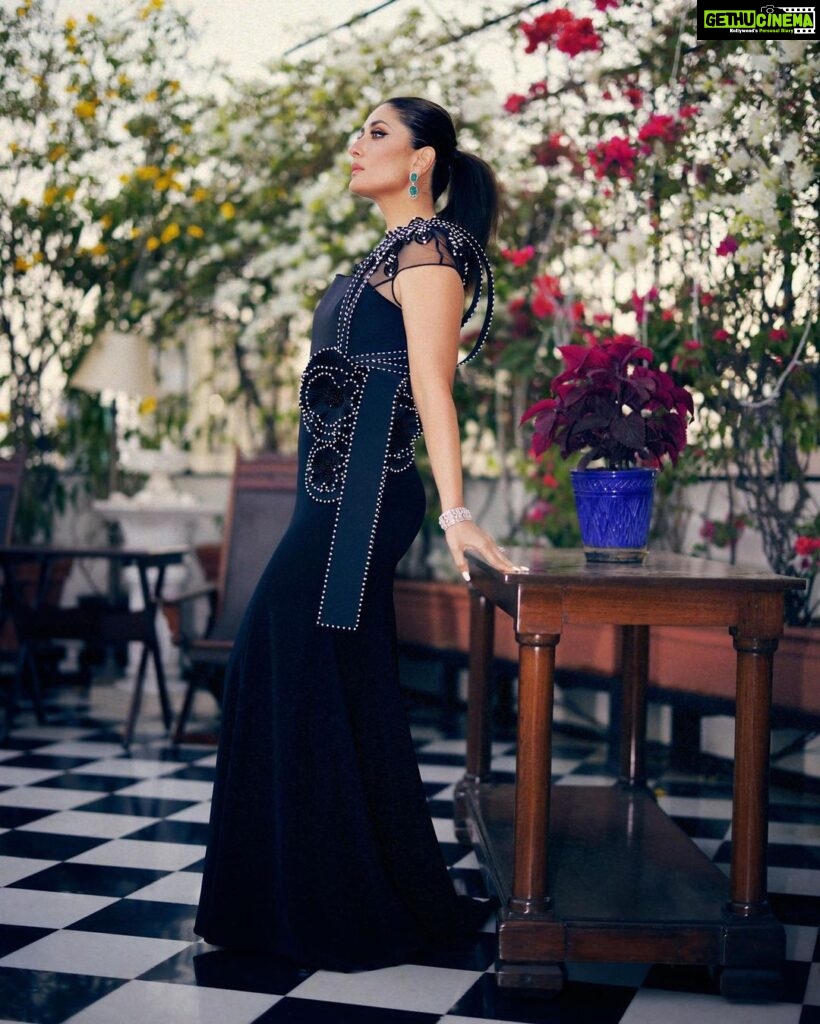 Kareena Kapoor Instagram - “Minimalism is not a lack of something. It’s simply the perfect amount of something” -Nicholas Burroughs Master couturier @shahabdurazi 🖤