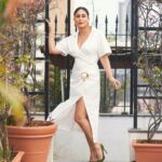 Kareena Kapoor Instagram - Plucked up the courage to wear white on a rainy day! 🤍🤍