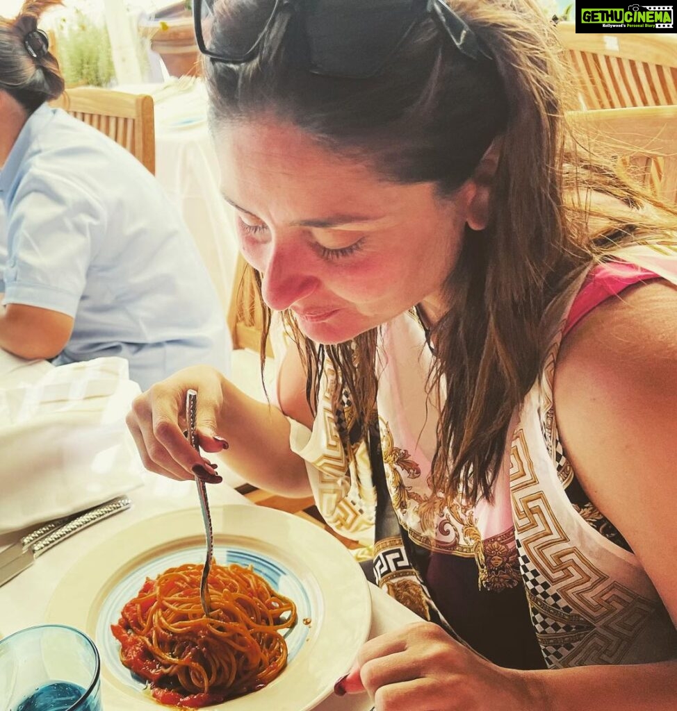 Kareena Kapoor Instagram - Happy Friendship Day my ❤️… You truly know how to make me feel the happiest with each bite…🌈💖 Spaghetti Girl foreva❤️ #Any spaghetti girls out there?You know what I feel?🌈