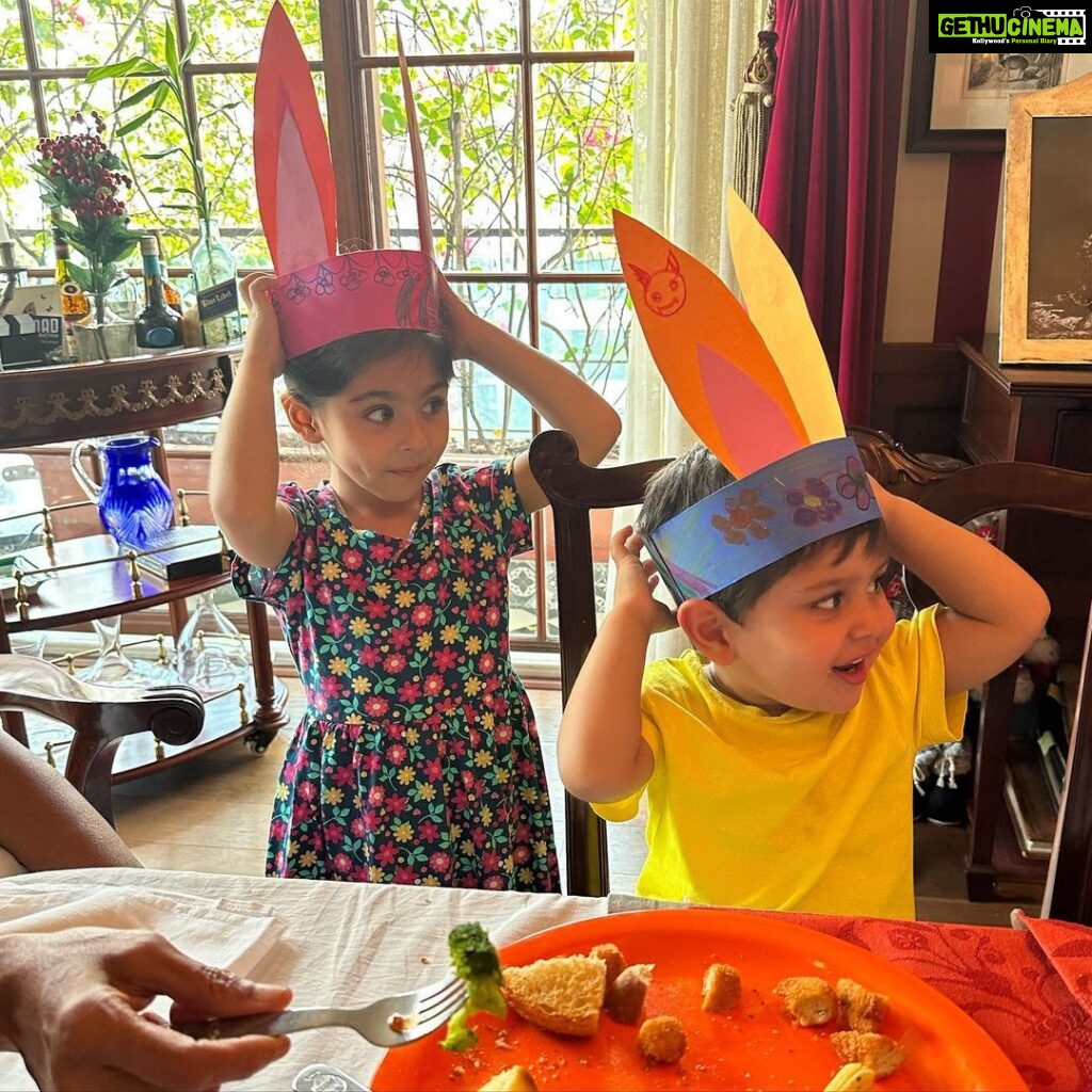 Kareena Kapoor Instagram - My Easter Bunnies❤️Happy Easter Lovely People❤️Keep the treasure hunt on…always … @therealkarismakapoor @sakpataudi @kunalkemmu
