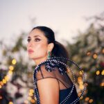 Kareena Kapoor Instagram - “Minimalism is not a lack of something. It’s simply the perfect amount of something” -Nicholas Burroughs Master couturier @shahabdurazi 🖤